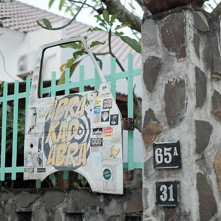 Abrakadabra 747 Yogyakarta Exterior foto