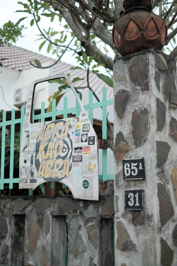 Abrakadabra 747 Yogyakarta Exterior foto