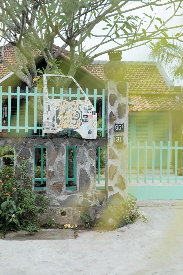 Abrakadabra 747 Yogyakarta Exterior foto