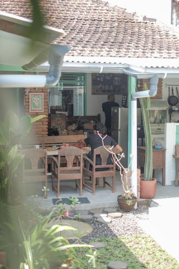 Abrakadabra 747 Yogyakarta Exterior foto