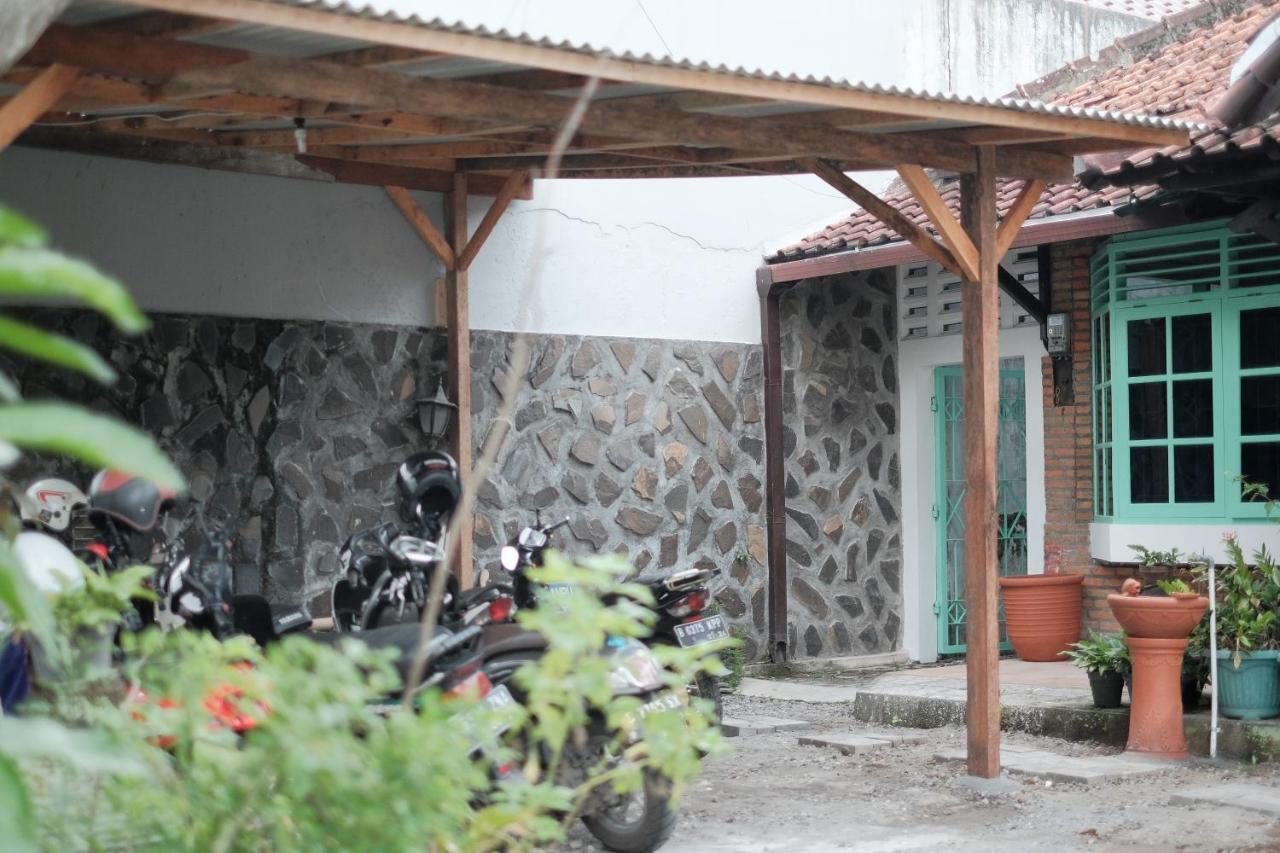 Abrakadabra 747 Yogyakarta Exterior foto